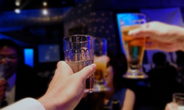 ラウンジのイメージ｜乾杯